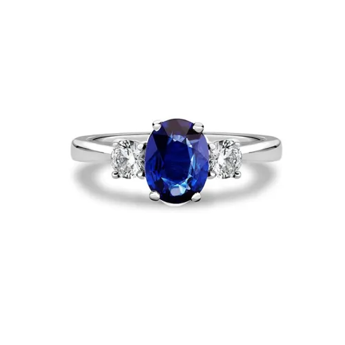Sortija de oro de 18K con zafiro natural de 1.79 quilates y dos diamantes de 0.31 cts color E/F pureza VS