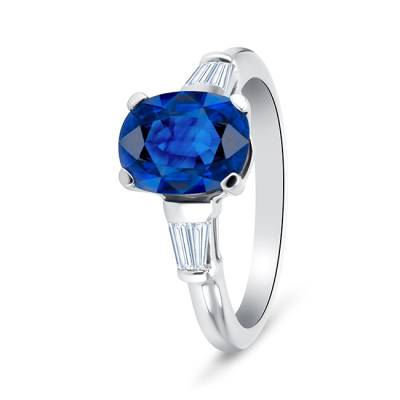 Anillo oro blanco con diamantes certificados y zafiro de color azul foto en diagonal