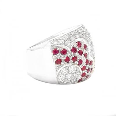 foto lateral de sortija en oro de ley 18K con pave con diamantes y rubíes redondos de color AAA para mujer