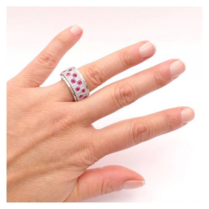 Sortija hecha a mano en Oro de Ley de 18K con pave de rubíes y diamantes de extraordinaria calidad - en mano