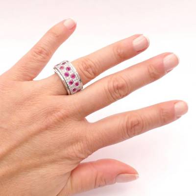 Sortija hecha a mano en Oro de Ley de 18K con pave de rubíes y diamantes de extraordinaria calidad - en mano