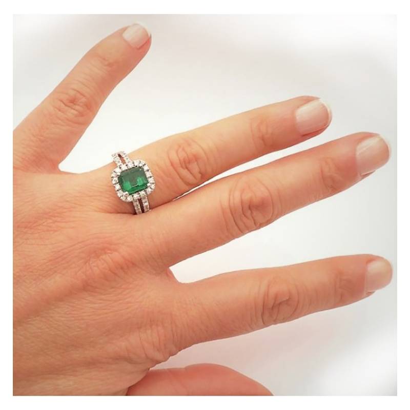 anillo de esmeralda con diamantes en oro blanco - en mano de modelo