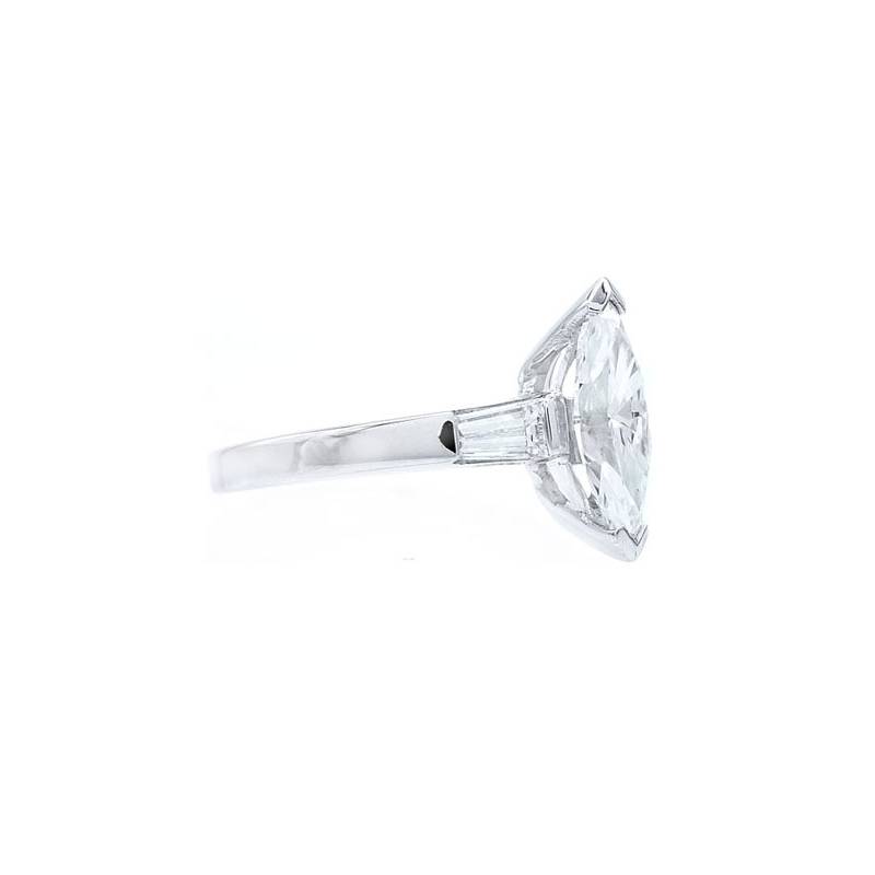 anillo con diamante de talla marqui