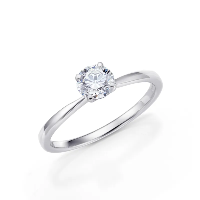 Anillo clasico de pedida para mujer en oro de 18K detalle de foto inclinada