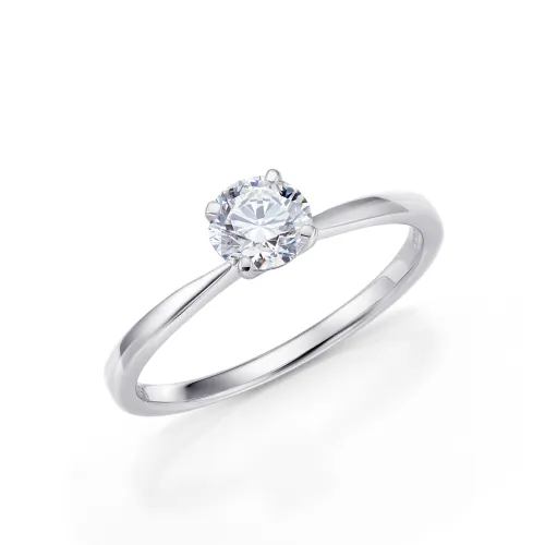 Anillo clasico de pedida para mujer en oro de 18K detalle de foto inclinada