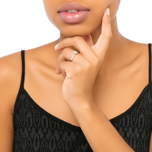 Anillo clasico de pedida para mujer en oro de 18K detalle en mano