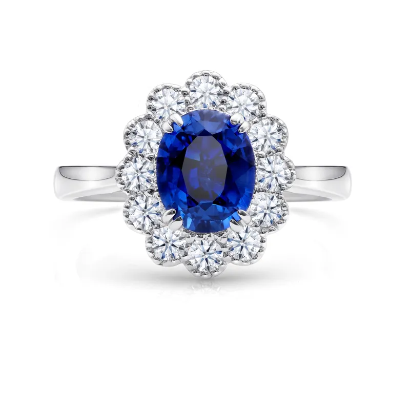 Anillo clásico en oro de 18K con zafiro de 1.83 quilates y orla de diamantes F/G VS