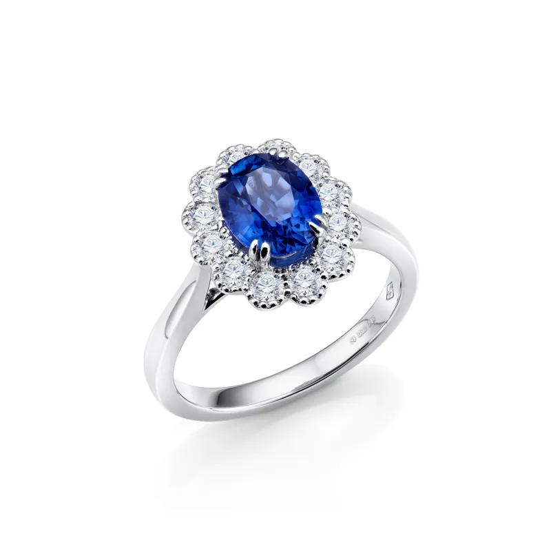 IMAGEN Anillo clásico en oro de 18K con zafiro de 1.83 quilates y orla de diamantes F/G VS