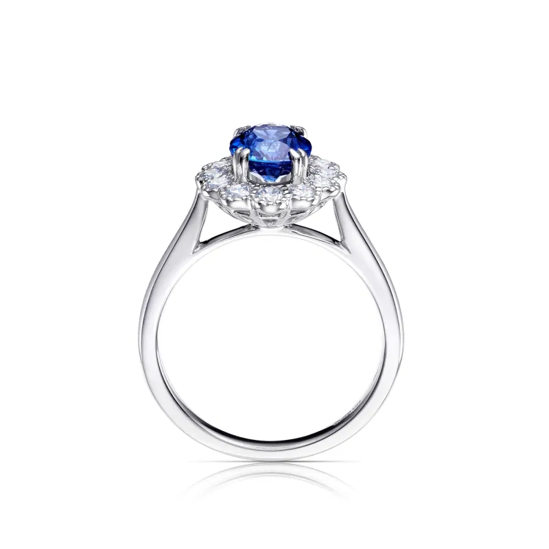 fotografía de Anillo clásico en oro de 18K con zafiro de 1.83 quilates y orla de diamantes F/G VS