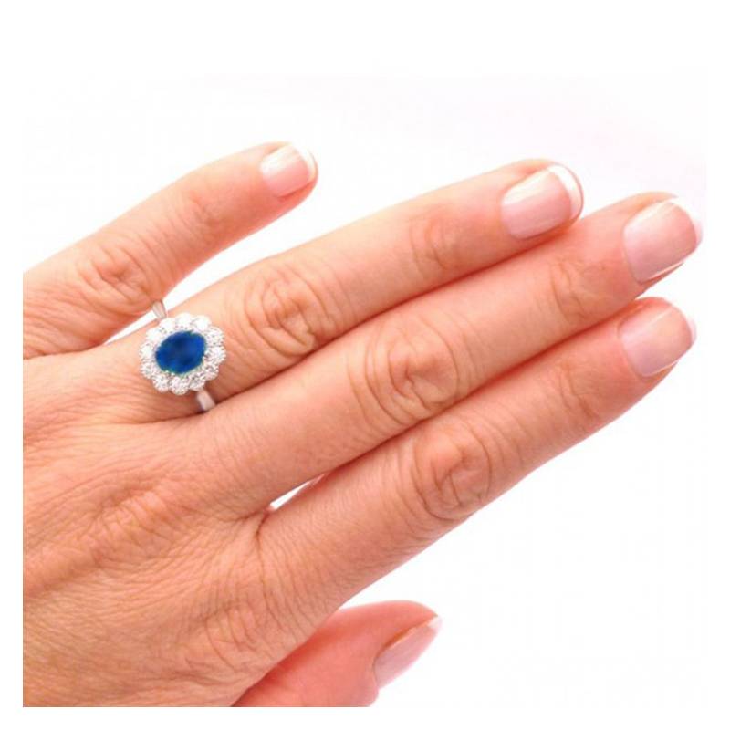 Anillo de oro con zafiro para mujer en diseño clásico en mano