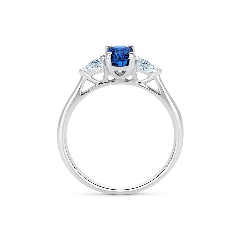 Anillo de compromiso realizado en oro blanco con diamantes y zafiro azul foto en vertical