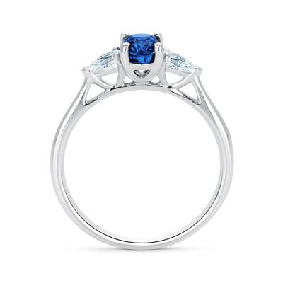 Anillo de compromiso realizado en oro blanco con diamantes y zafiro azul foto en vertical