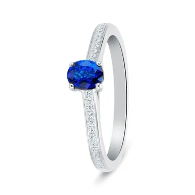 imagen de Anillo clásico de oro blanco con zafiro azul de 0.40 cts y diamantes en el brazo