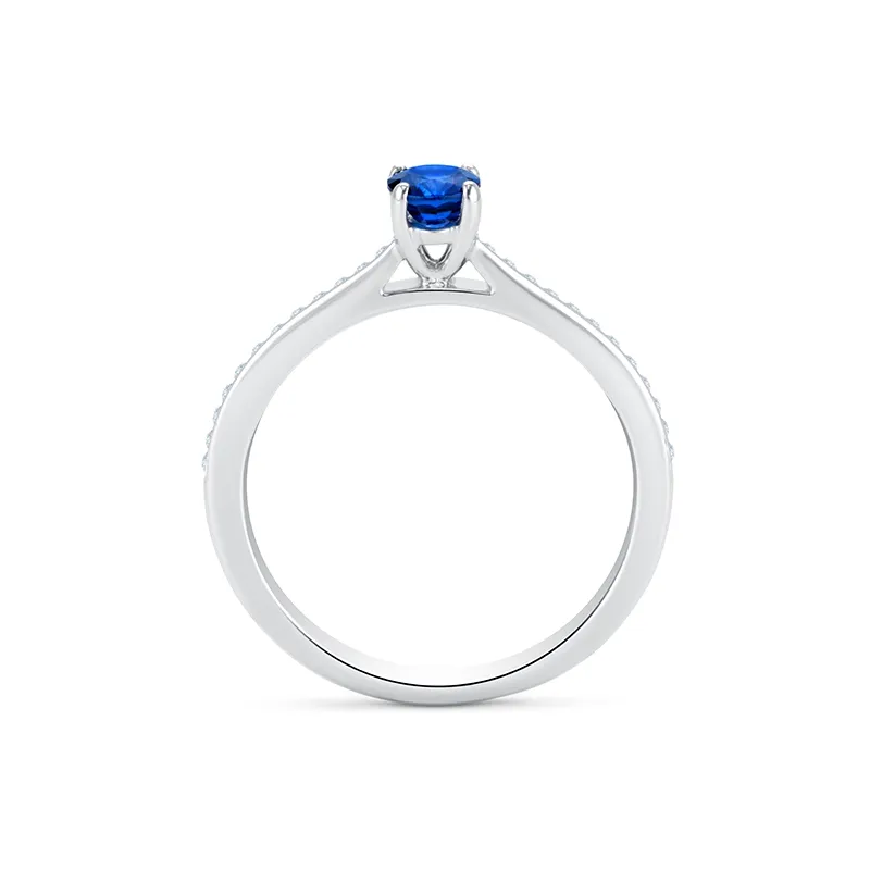 foto de Anillo clásico de oro blanco con zafiro azul de 0.40 cts y diamantes en el brazo