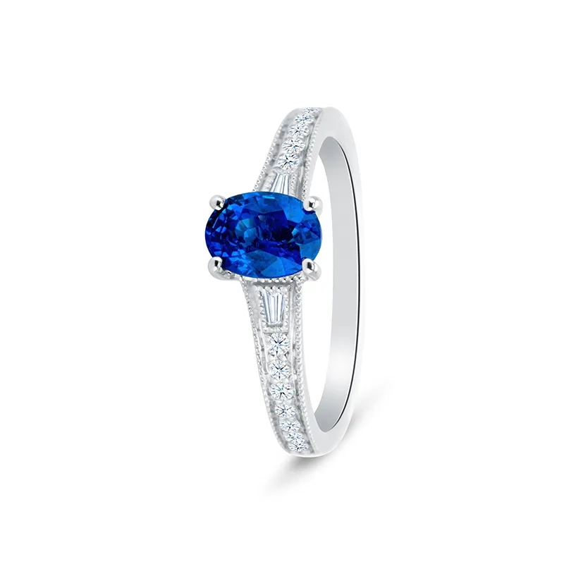 imagen de Anillo de oro blanco con zafiro oval de 1.20 cts y brillantes de calidad F/G VS