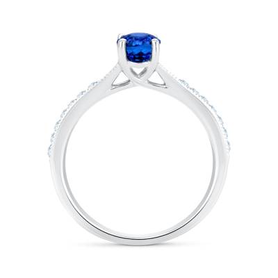 Anillo de oro blanco con zafiro oval que se distingue por la calidad de los materiales en foto frontal - Madrid