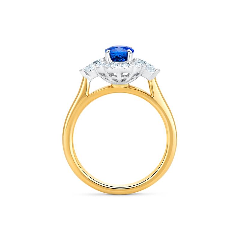 anillo en oro amarillo de ley y diamantes en orla con zafiro azul terciopelo, foto horizontal