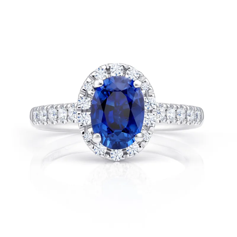 Anillo de oro blanco de 18K con zafiro oval de 1.58 cts y diamantes G VS de 0.14 cts