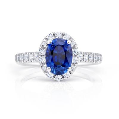 anillo de oro blanco con zafiro y diamantes en brazo y en la orla - Jorge Juan Joyeros