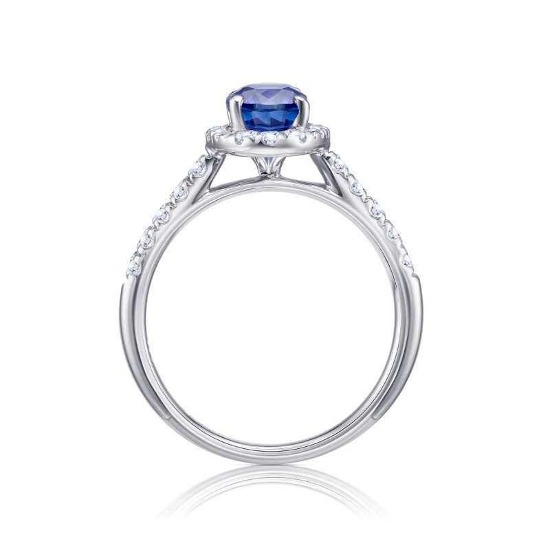 anillo de zafiro y diamantes elegante y femenino en mano