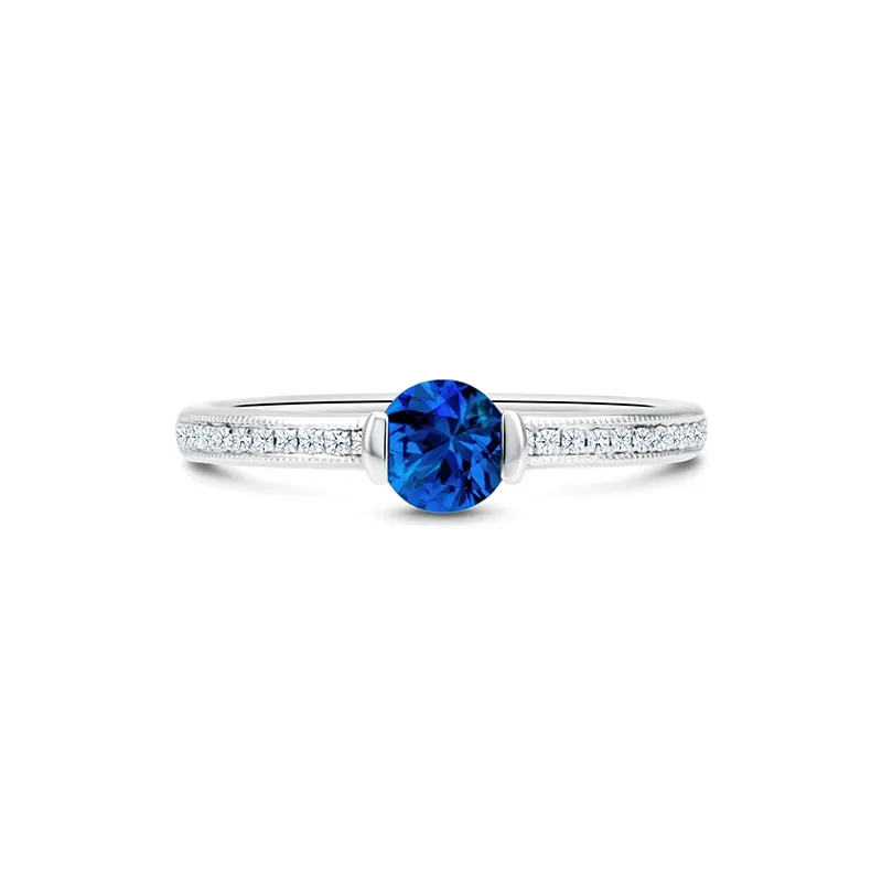 Anillo media alianza de con zafiro azul terciopelo y diamantes con un exquisito color y belleza