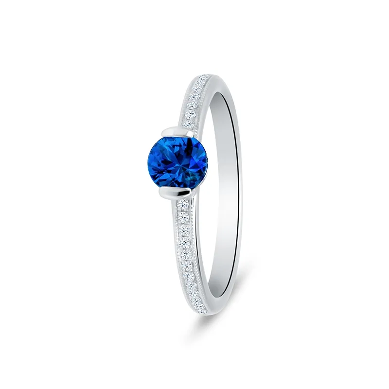 imagen de Anillo media alianza de con zafiro azul terciopelo y diamantes con un exquisito color y belleza