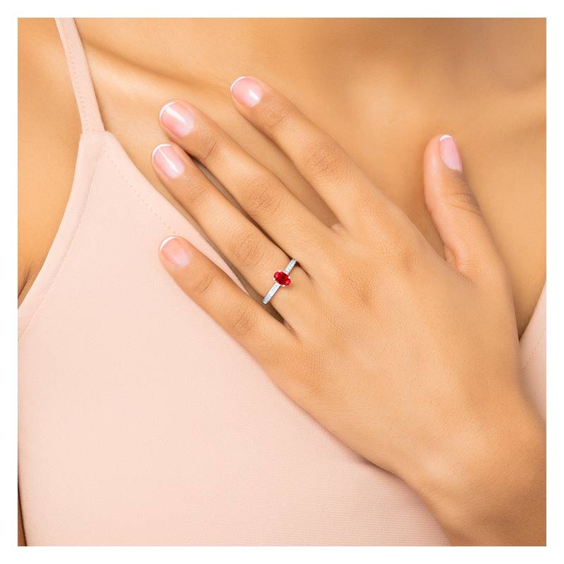 Sortija diseñada en oro de 18K con un rubí oval de 0.67 cts acompañado de diamantes de calidad F/VS1 en mano de modelo