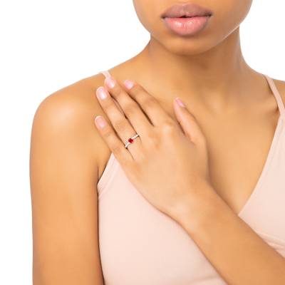 Anillo solitario realizado en oro de 18K con Rubí redondo de 0.40 y brillantes F/VS1 en mano de modelo