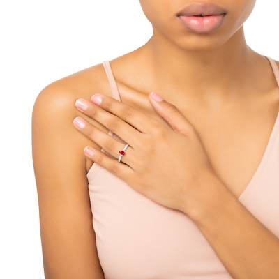 modelo con Anillo de oro 18k con rubí rojo vivido de 0.69cts acompañado de diamantes en el brazo F/E- vs-vvs en mano