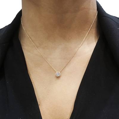 Collar de oro amarillo de 18k y diamantes con diseño en rosetón-2