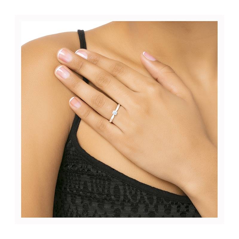 Sortija de oro "Viena S" con un Diamante central y forma sensual-4