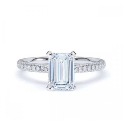 Anillo "Love" con diamante de 1.00 quilate de corte esmeralda