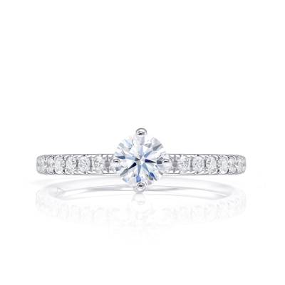 Anillo de pedida con diamante central y brillantes pequeños en el brazo en oro blanco. Foto frontal - Madrid