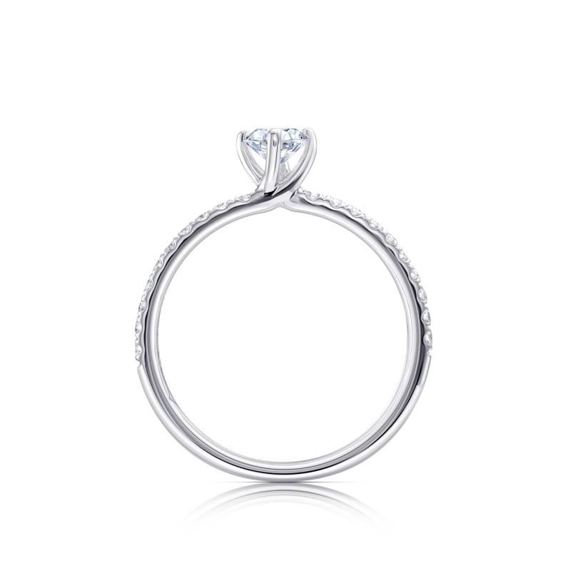 Anillo de pedida con diamante central y brillantes pequeños en el brazo en oro blanco, foto vertical - Madrid