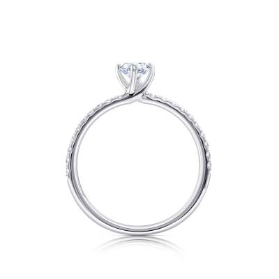 Anillo de pedida con diamante central y brillantes pequeños en el brazo en oro blanco, foto vertical - Madrid