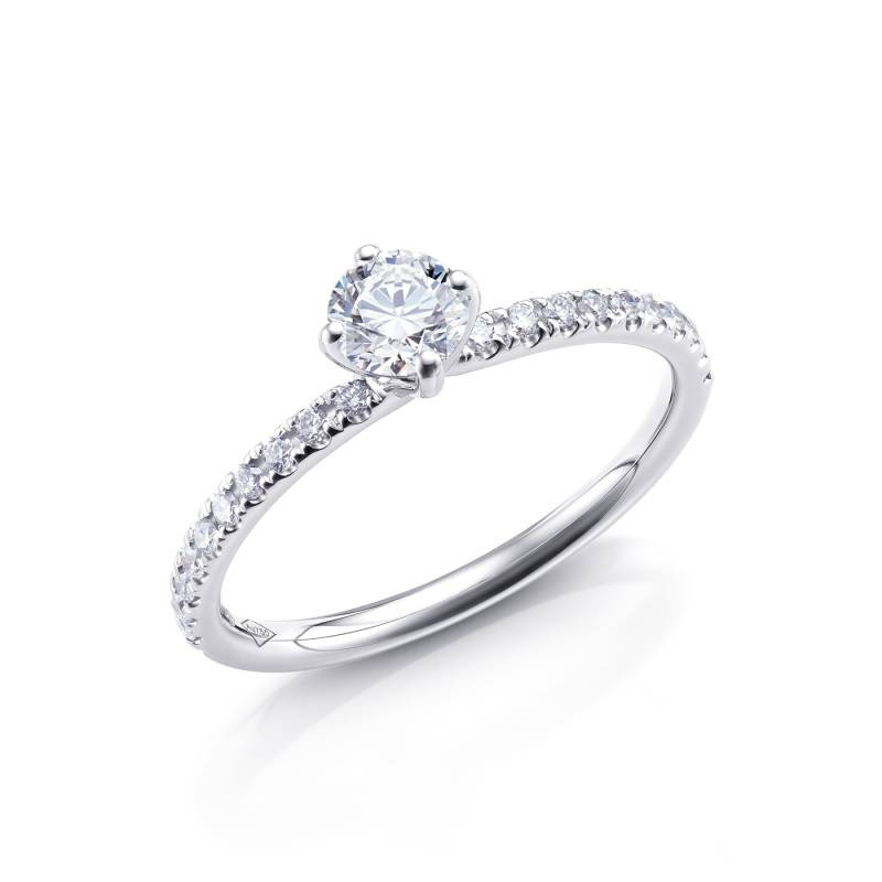 Foto de Anillo de pedida con diamante central y brillantes pequeños en el brazo en oro blanco