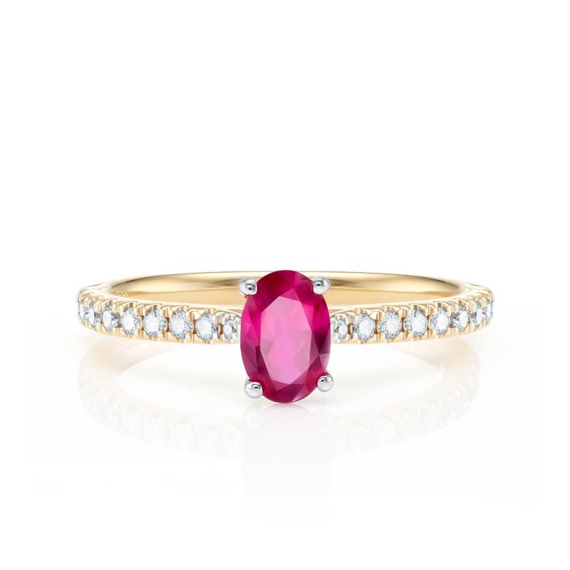 Sortija realizada en oro amarillo de 18K con un Rubí oval de 0.70 csts y diamantes F-VS