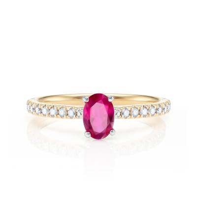 Sortija realizada en oro amarillo de 18K con un Rubí oval de 0.70 csts y diamantes F-VS