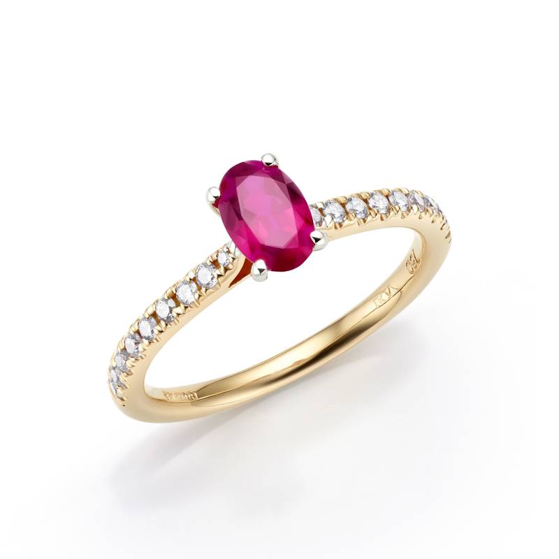 imagen vertical de Sortija realizada en oro amarillo de 18K con un Rubí oval de 0.70 csts y diamantes F-VS