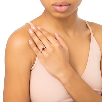 Modelo con Sortija en mano realizada en oro amarillo de 18K con un Rubí oval de 0.70 csts y diamantes F-VS