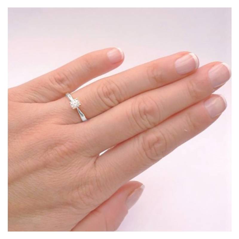 foto en mano de Anillo solitario Safed de oro blanco de ley con diamante desde 0.15 cts