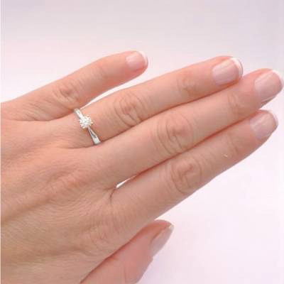 foto en mano de Anillo solitario Safed de oro blanco de ley con diamante desde 0.15 cts