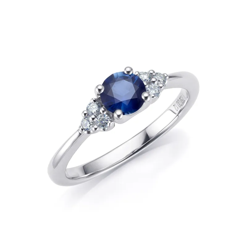 foto de Anillo de oro de ley con zafiro azul natural de 0.50 cts y diamantes en el brazo