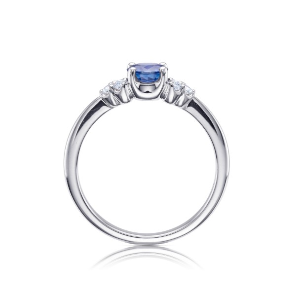 anillo de zafiro azul con diamantes laterales de sencillo diseño elegante - Jorge Juan Joyeros