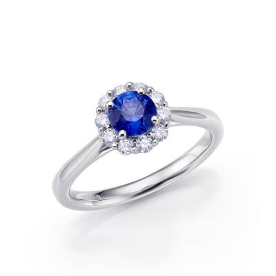 Anillo en oro blanco 18k con orla de brillantes y zafiro central - Jorge Juan Joyeros