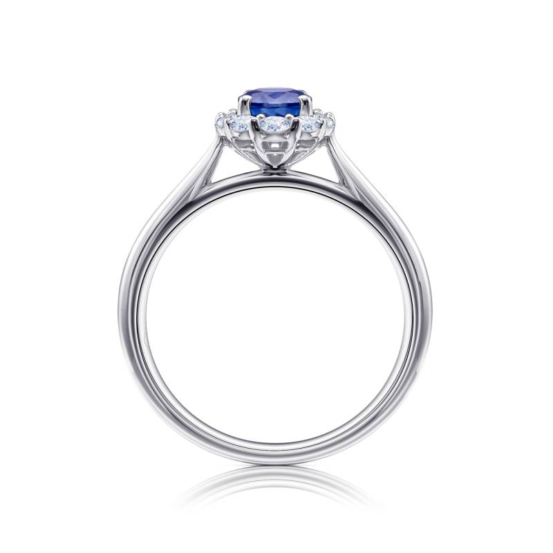 Anillo en oro blanco y diamantes con orla de brillantes y  zafiro central - Jorge Juan Joyeros