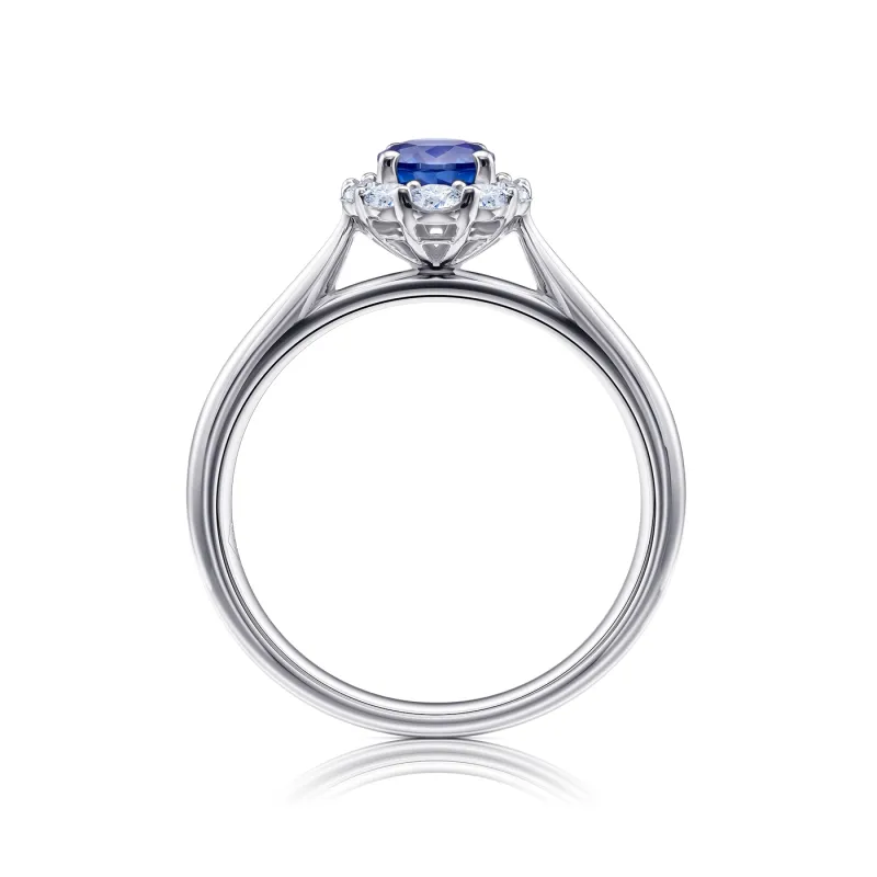 fotografia de Anillo en oro blanco 18k con zafiro redondo azul de 0,41 cts y orla de 0.17 cts de diamantes