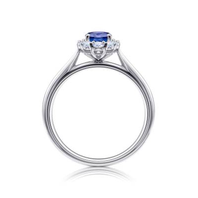 Anillo en oro blanco y diamantes con orla de brillantes y  zafiro central - Jorge Juan Joyeros