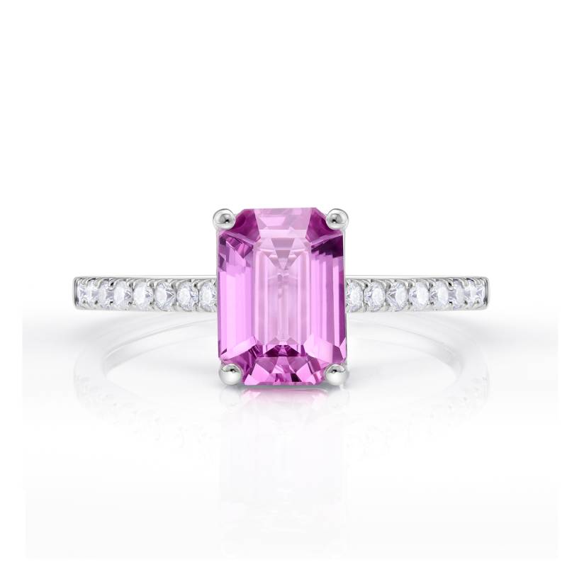 Anillo con zafiro de color pùrpura acompañado de diamantes en el brazo y realizado en oro blanco de 18k