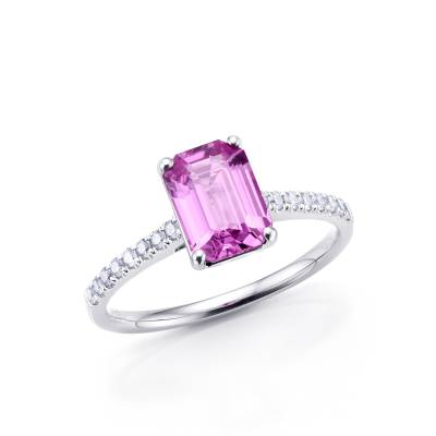 Anillo con zafiro de color pùrpura acompañado de diamantes en el brazo y realizado en oro blanco de 18k foto inclinada